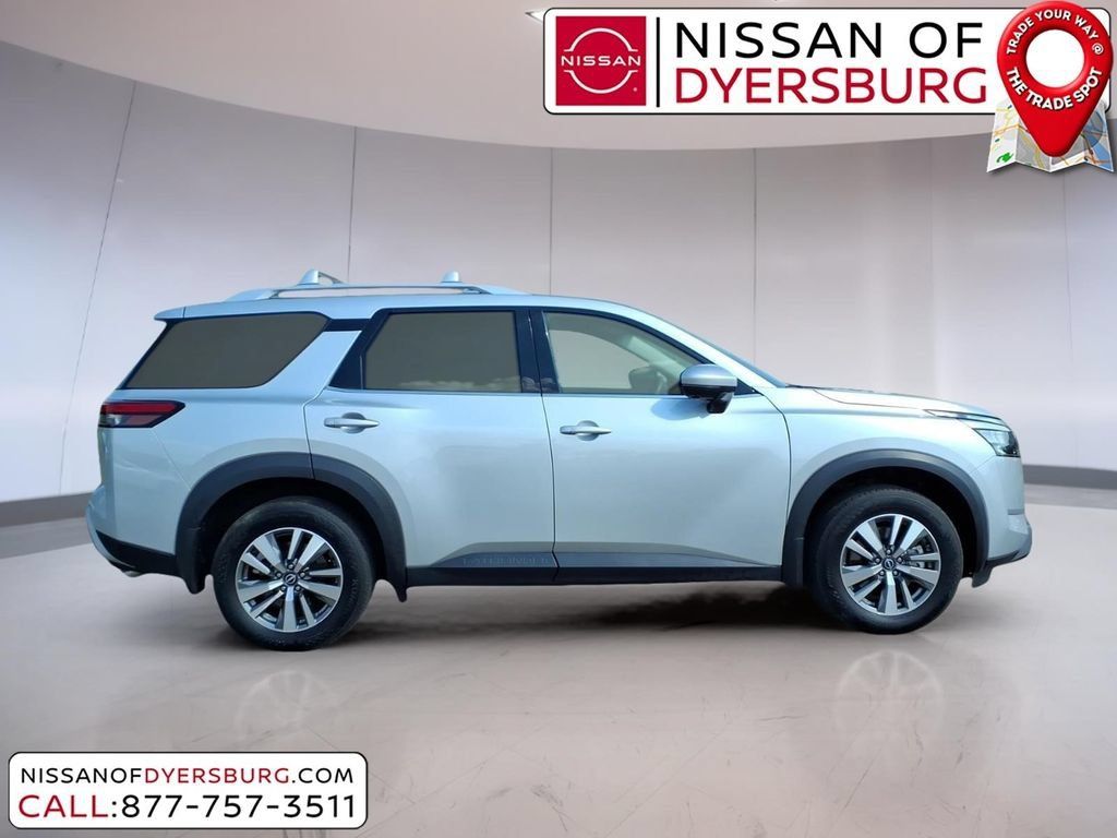 Used 2025 Nissan Pathfinder SL AWD/4WD image 2