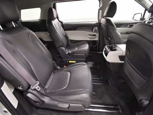 Certified 2024 Kia Carnival LX image 17