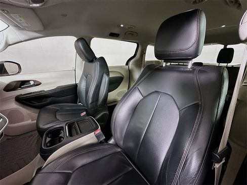 Used 2017 Chrysler Pacifica Touring-L w/ Tire & Wheel Group image 20