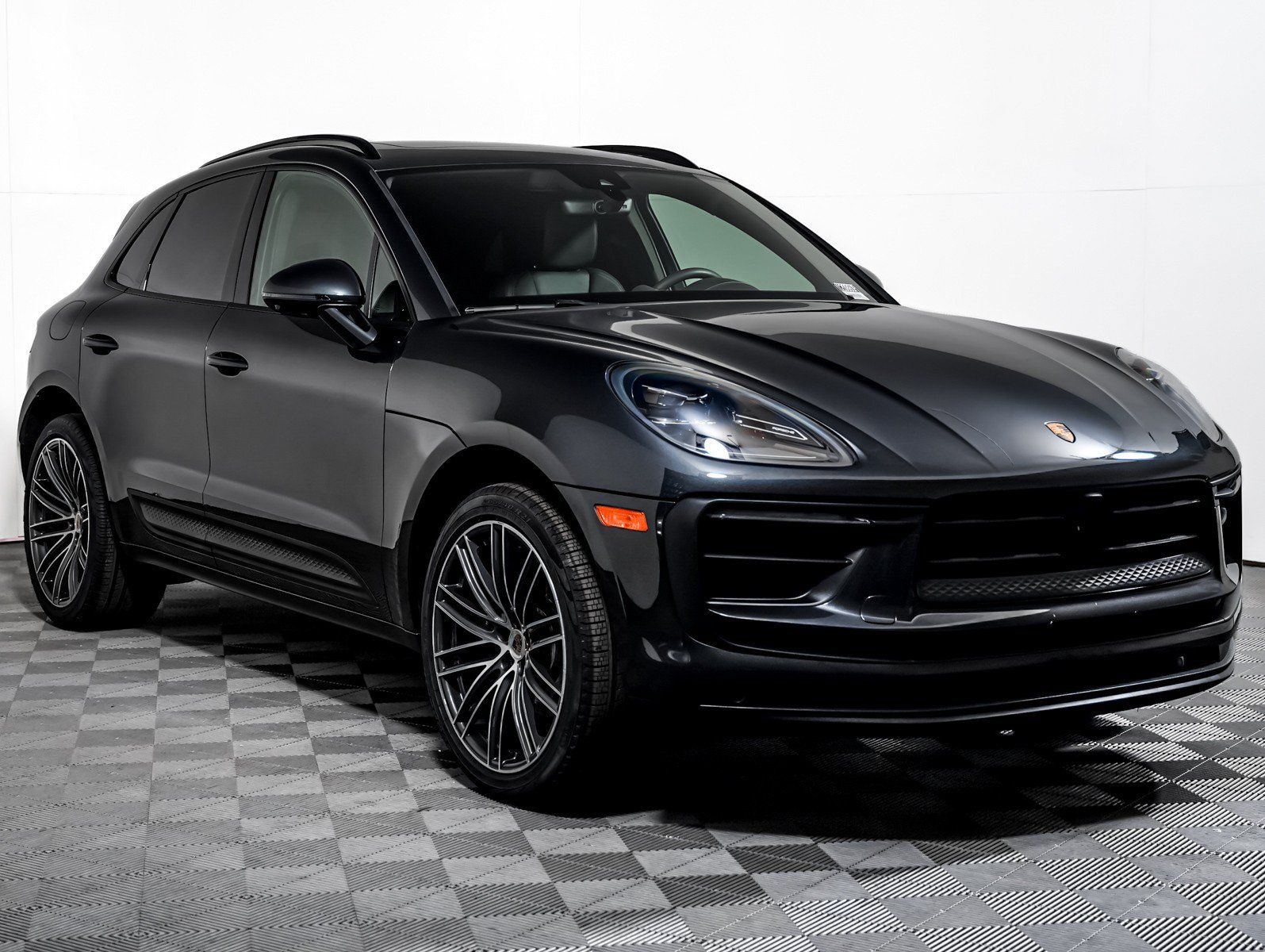 Certified 2024 Porsche Macan AWD/4WD image 8