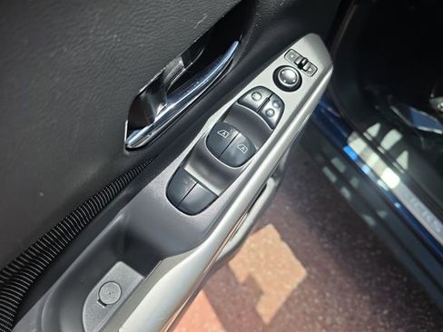 Used 2019 Nissan Kicks SV FWD image 11