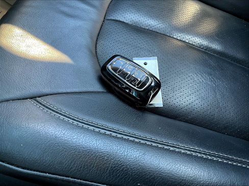Used 2022 Chrysler Pacifica Touring-L w/ Uconnect Theater Family Group FWD image 30