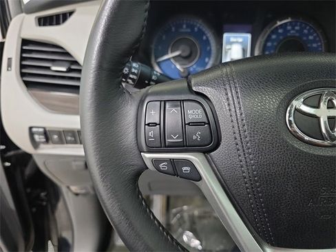Used 2017 Toyota Sienna XLE Premium image 17