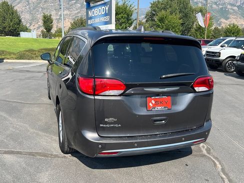 Used 2017 Chrysler Pacifica Touring-L FWD image 11