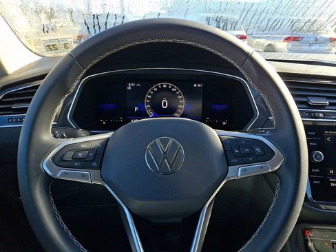 Certified 2022 Volkswagen Tiguan SE image 17