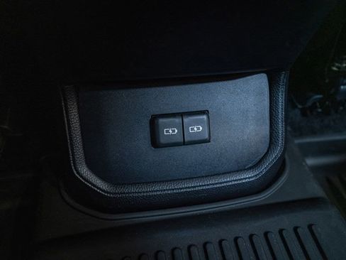 Used 2023 Toyota Highlander XLE AWD/4WD image 39