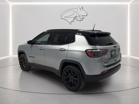 Used 2022 Jeep Compass Latitude AWD/4WD image 3