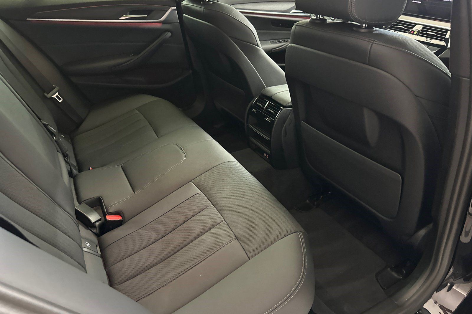 Certified 2023 BMW 530i w/ Convenience Package RWD image 33