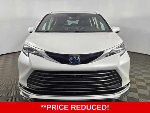 Used 2023 Toyota Sienna Platinum image 2