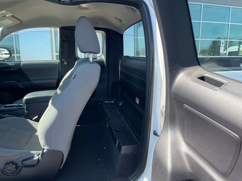 Used 2016 Toyota Tacoma SR image 8