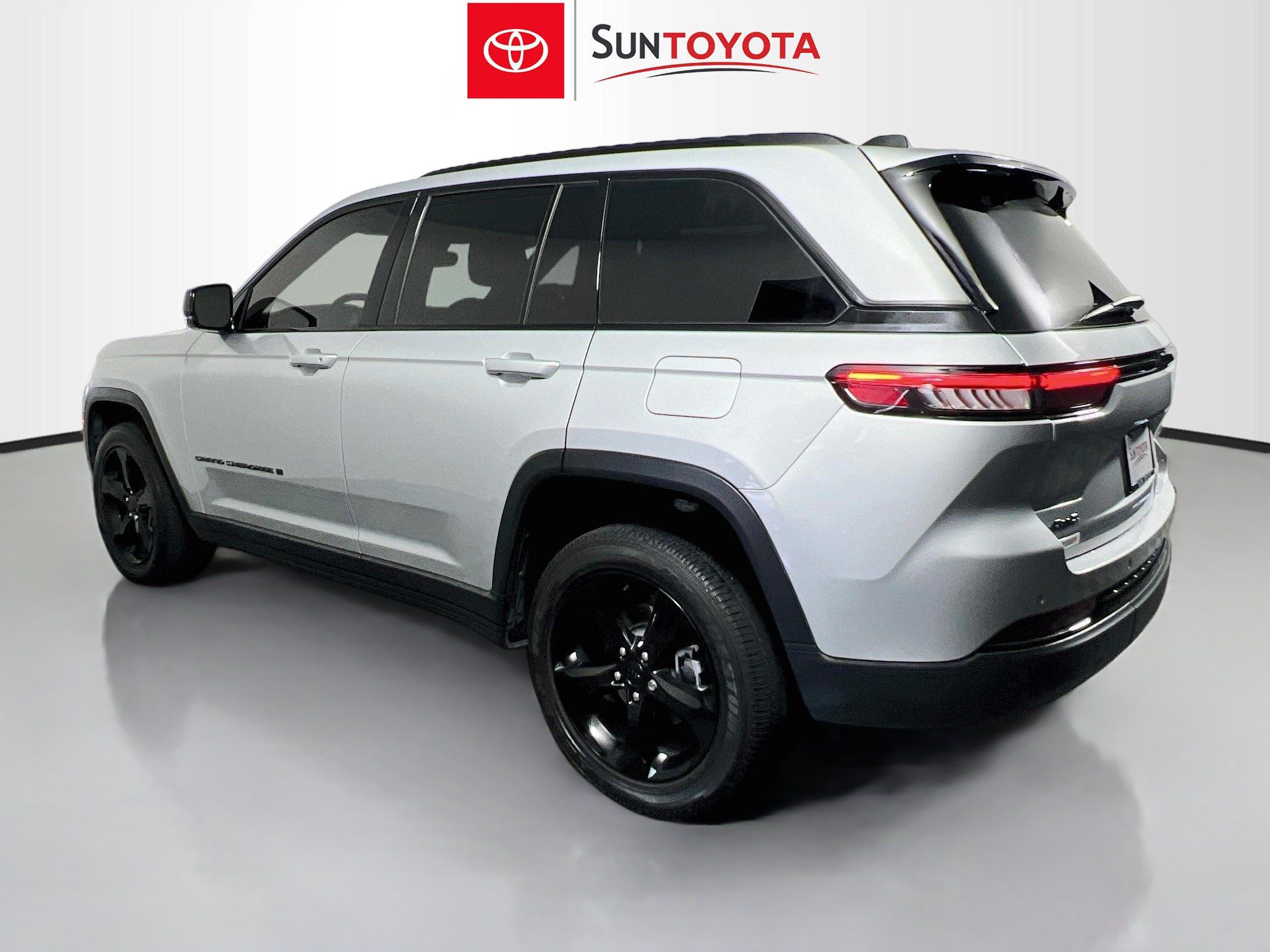 Used 2023 Jeep Grand Cherokee Altitude AWD/4WD image 6