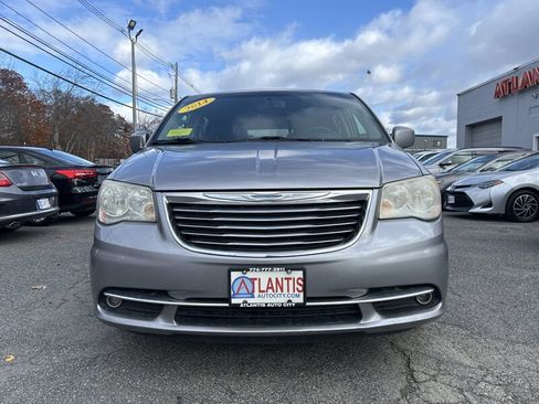 Used 2014 Chrysler Town & Country Touring image 2
