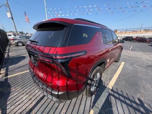 Used 2024 Chevrolet Traverse LT FWD image 4