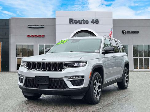 Used 2025 Jeep Grand Cherokee Limited AWD/4WD image 2