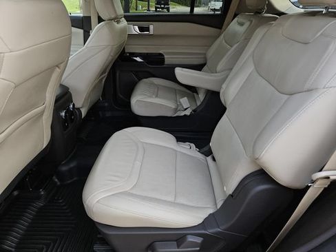 Used 2022 Ford Explorer Platinum w/ Equipment Group 601A AWD/4WD image 30