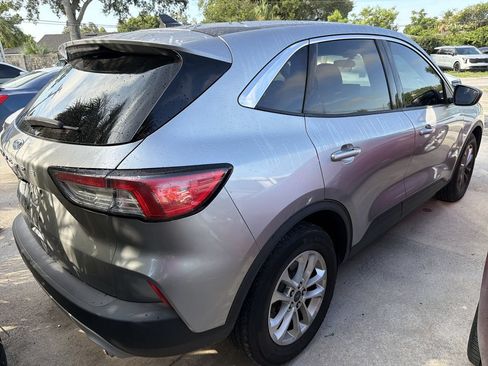 Used 2022 Ford Escape SE w/ Convenience Package FWD image 9