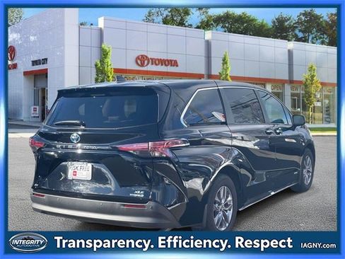 Certified 2021 Toyota Sienna XLE image 6