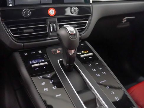 Used 2025 Porsche Macan image 32