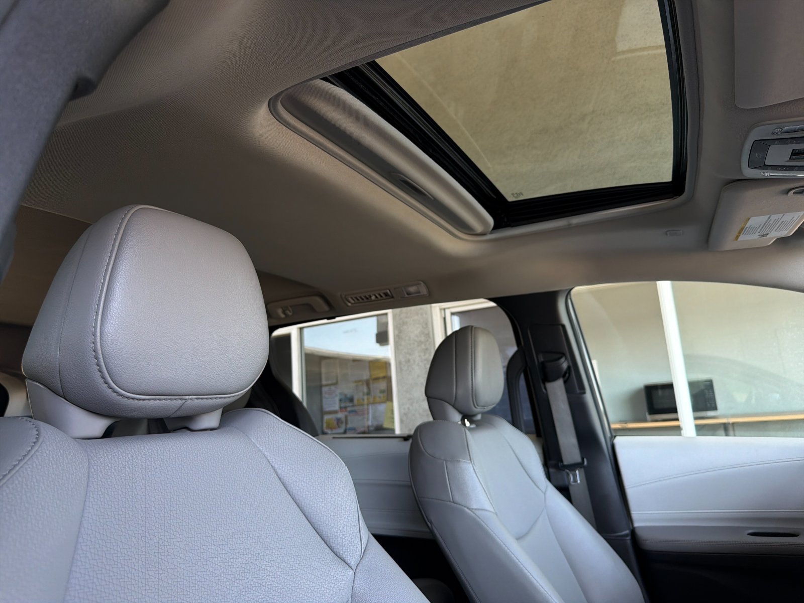 Used 2025 Toyota Sienna XLE FWD image 17