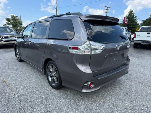 Used 2015 Toyota Sienna SE FWD image 5