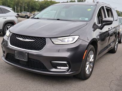 Used 2021 Chrysler Pacifica Touring-L w/ Uconnect Theater Family Group