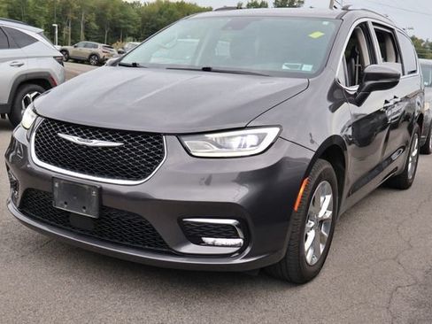 Used 2021 Chrysler Pacifica Touring-L w/ Uconnect Theater Family Group AWD/4WD image 1