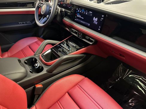 New 2025 Porsche Cayenne Coupe image 17