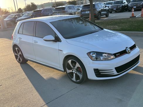 Used 2017 Volkswagen Golf S image 2