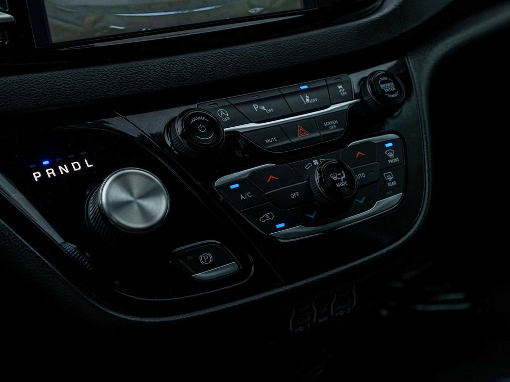 Used 2025 Chrysler Pacifica Select FWD image 20