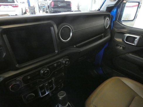 Used 2021 Jeep Gladiator Overland w/ Popular Equipment Package AWD/4WD image 12