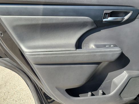 Used 2023 Toyota Highlander XLE FWD image 27