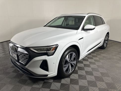 Used 2024 Audi Q8 e-tron Premium Plus w/ Premium Plus Package image 3