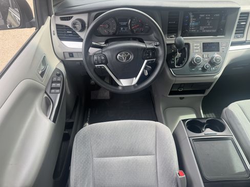 Used 2015 Toyota Sienna LE FWD image 22