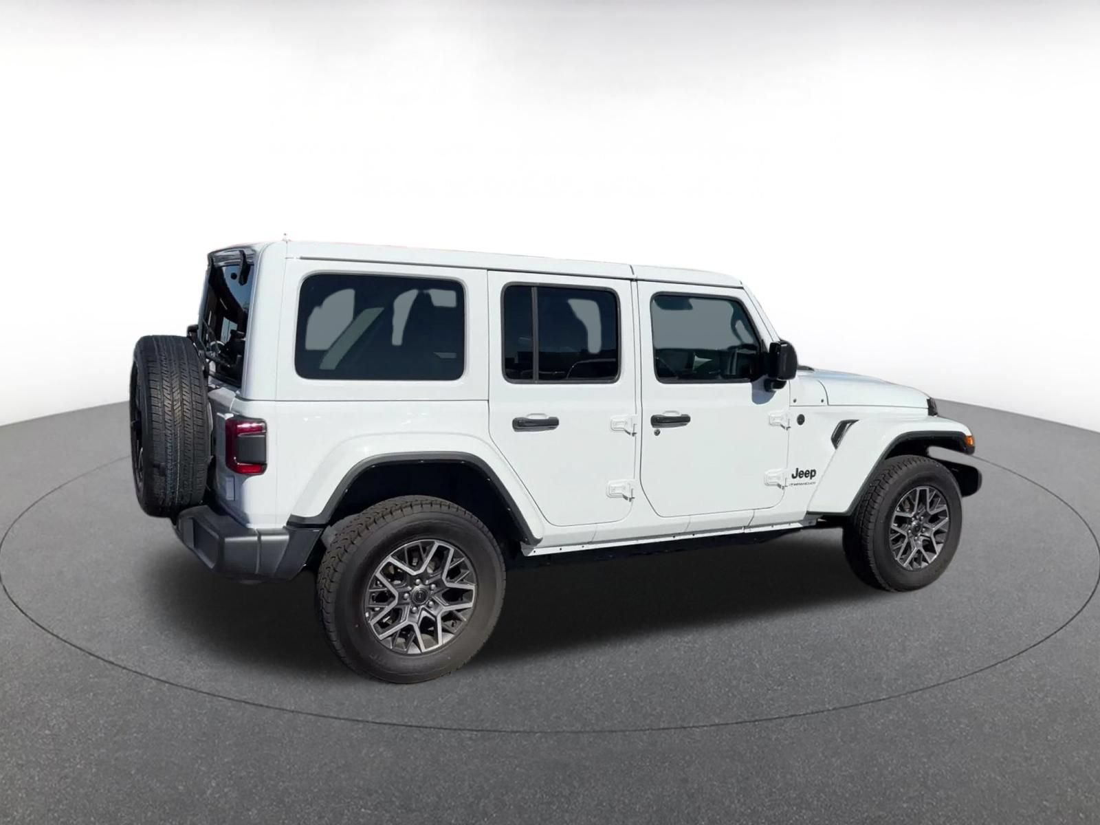 Used 2025 Jeep Wrangler Unlimited Sahara AWD/4WD image 13