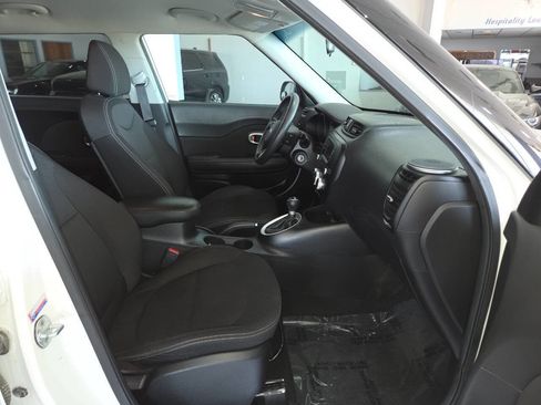 Used 2018 Kia Soul FWD image 26