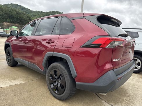 Used 2023 Toyota RAV4 LE AWD/4WD image 5