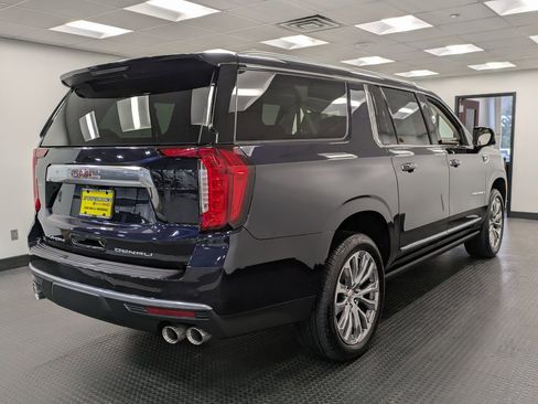 Used 2022 GMC Yukon XL Denali w/ Denali Premium Package image 4