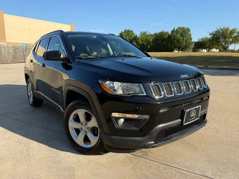 Used 2018 Jeep Compass Latitude w/ Cold Weather Group FWD image 8