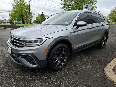 Used 2023 Volkswagen Tiguan SE w/ Panoramic Sunroof Package AWD/4WD image 3