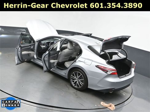 Used 2022 Toyota Camry XLE image 2