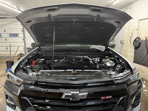 Used 2023 Chevrolet Colorado Z71 w/ Z71 Convenience Package 2 AWD/4WD image 9