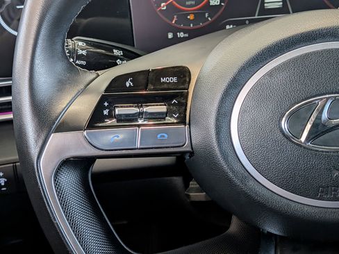 Used 2022 Hyundai Elantra Limited FWD image 15