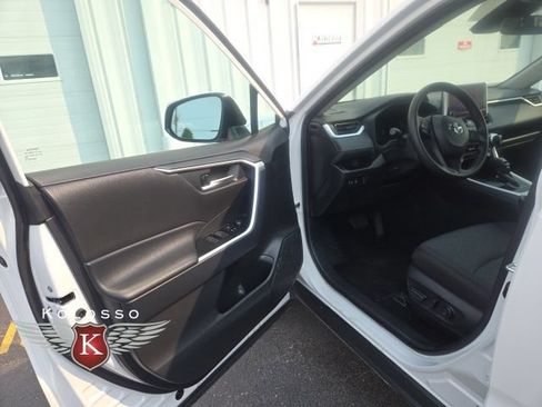 Used 2025 Toyota RAV4 XLE AWD/4WD image 1