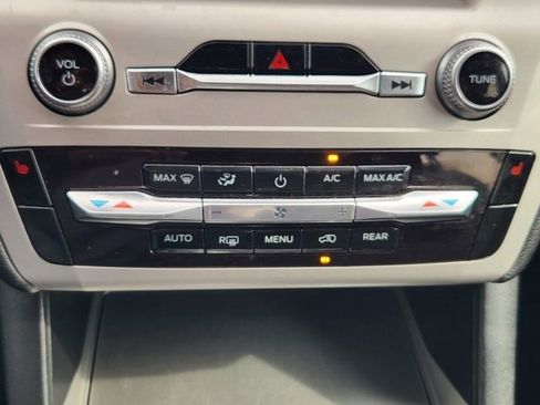 Used 2022 Ford Explorer XLT image 17