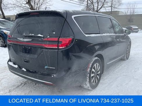 Used 2023 Chrysler Pacifica Limited image 3
