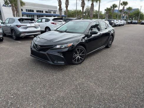 Used 2021 Toyota Camry SE FWD image 3