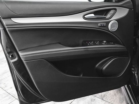 Used 2024 Alfa Romeo Stelvio Ti image 9