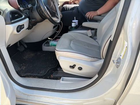 Used 2019 Chrysler Pacifica Limited w/ Tire & Wheel Group image 14