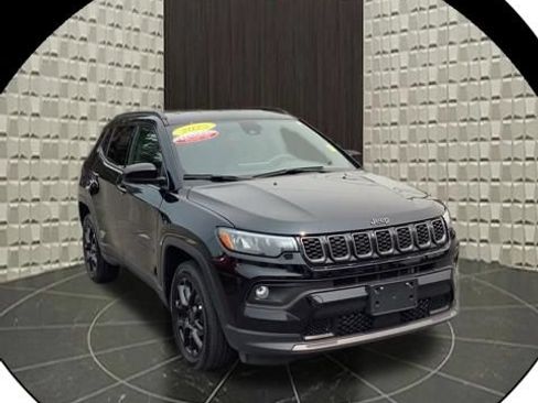 Certified 2025 Jeep Compass Latitude w/ Convenience Group AWD/4WD image 1