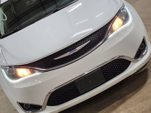 Used 2018 Chrysler Pacifica Touring Plus FWD image 19